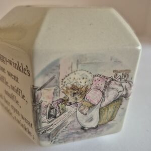 Vtg Wedgewood Porcelain Mrs Tiggy-Winkle Coin Bank 3” Hexagon England Beatrix